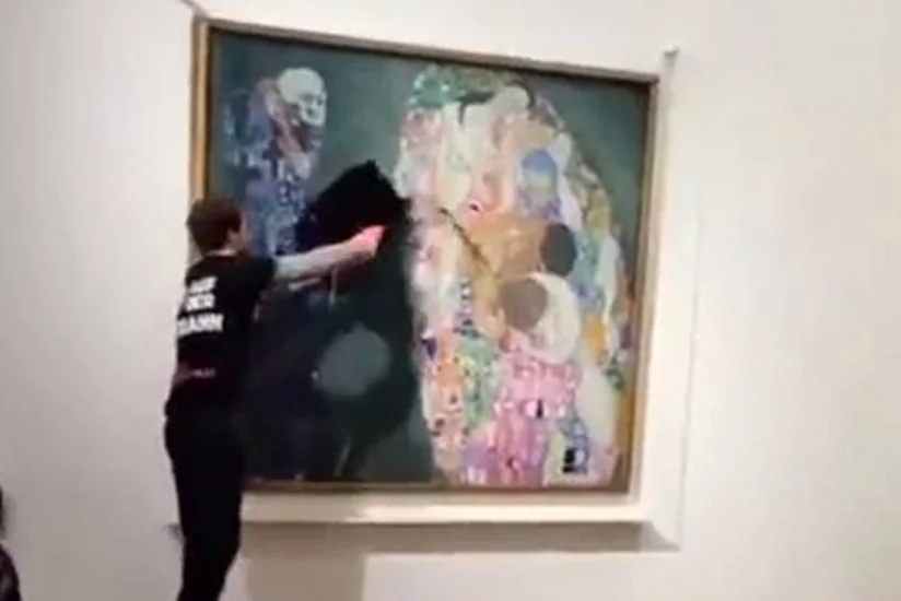 Экоактивисты облили нефтью картину Климта Смерть и жизнь в музее в Вене
