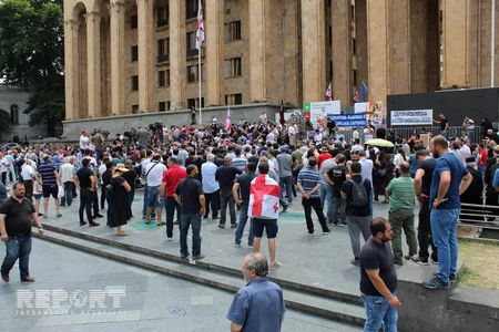 Gürcüstan parlamenti qarşısında cinsi azlıq əleyhdarları mitinq keçirirlər - FOTO