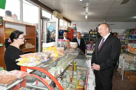 Президент Азербайджана пообщался с продавцами и покупателями магазина в Сабунчи - ФОТО