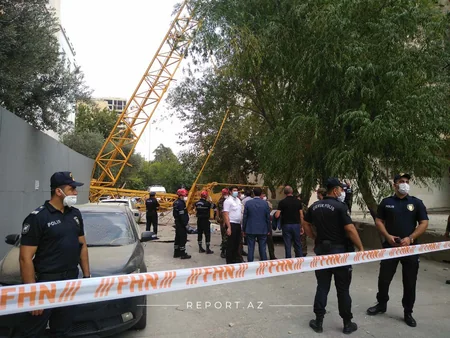 Bakıda kran doqquzmərtəbəli yaşayış binasının üzərinə aşdı