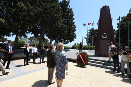 Türkiyəli nazir Fəxri və Şəhidlər xiyabanlarını ziyarət edib