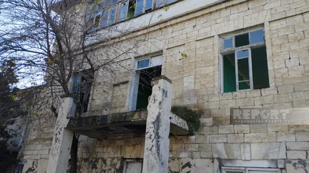 Kürdəmirdə üçmərtəbəli binanın bir hissəsi uçub, sakinlər təhlükə qarşısındadır