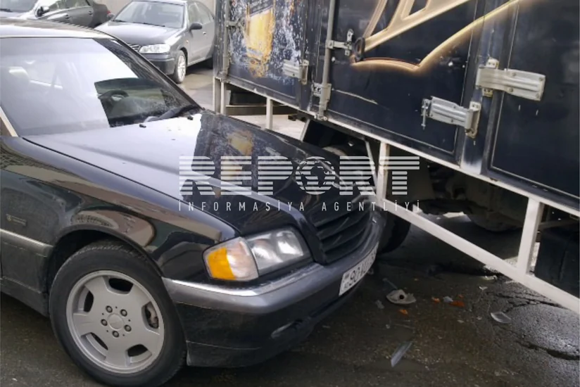 Siyəzəndə minik avtomobili yük maşını ilə toqquşub, 1 ölü, 1 yaralı