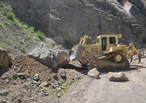 Ordubadda avtomobil yolunda qaya uçqunu baş verib