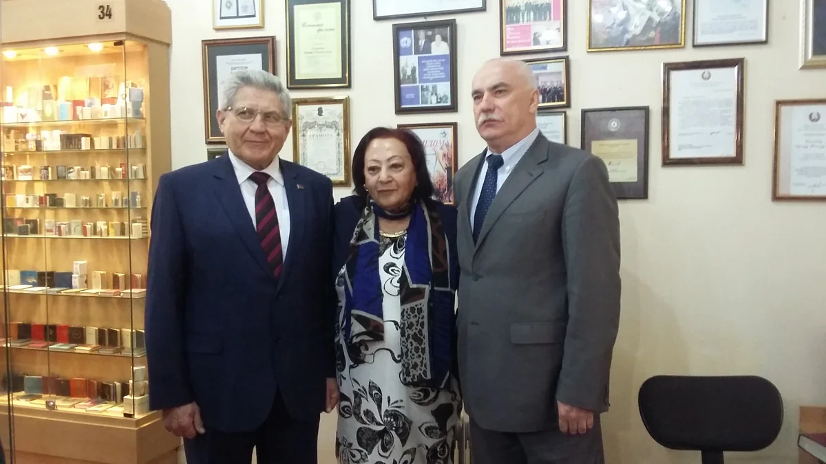 Belarusun rabitə və informasiyalaşdırma naziri Miniatür Kitabı Muzeyini ziyarət edib