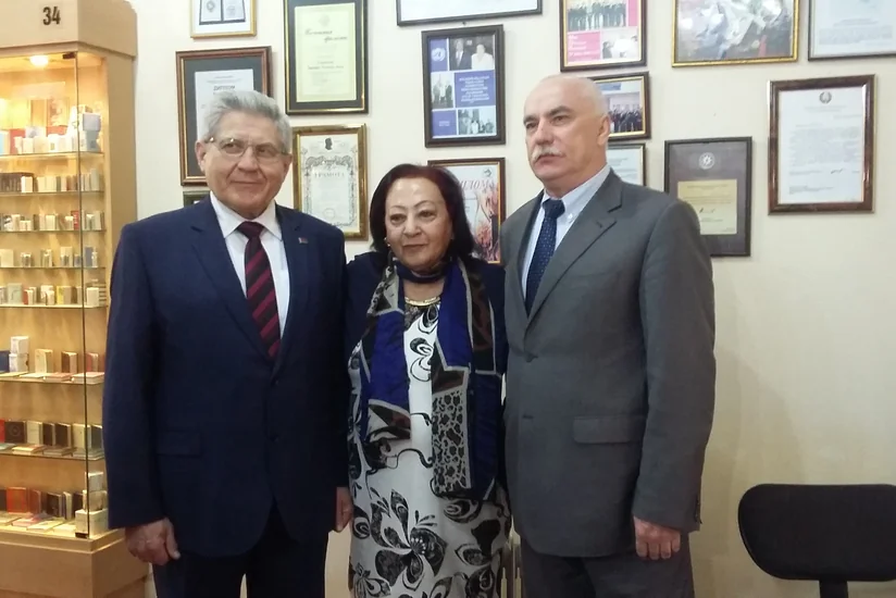 Belarusun rabitə və informasiyalaşdırma naziri Miniatür Kitabı Muzeyini ziyarət edib