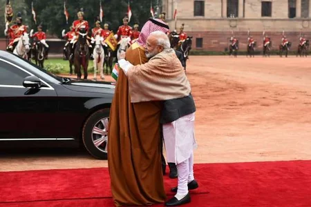 Hindistanın Baş naziri Səudiyyə vəliəhdini qarşılayarkən protokolu pozub