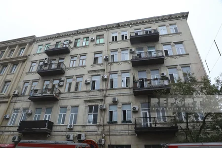 В центре Баку произошел пожар в жилом доме