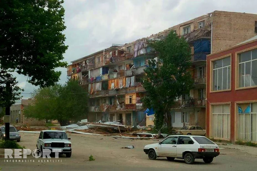 В Гяндже сильный ветер обрушил крышу жилого здания и балконы квартир - ФОТО