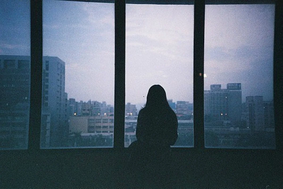 Bakıda 17 yaşlı qız özünü binadan yerə atıb - ƏLAVƏ OLUNUB