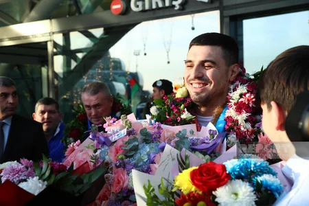 Dünya çempionatında gümüş medal qazanan Azərbaycan ağırlıqqaldıranı Vətənə qayıdıb