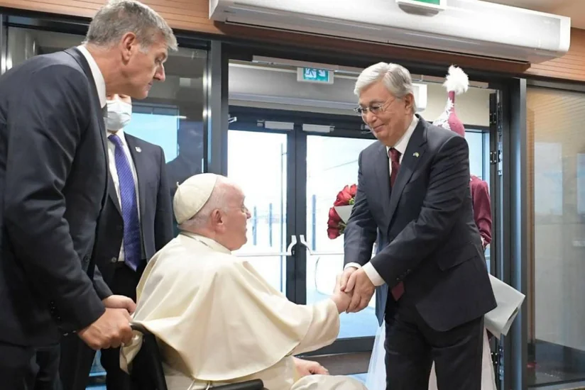 Токаев встретил Папу Римского в аэропорту Нур-Султана