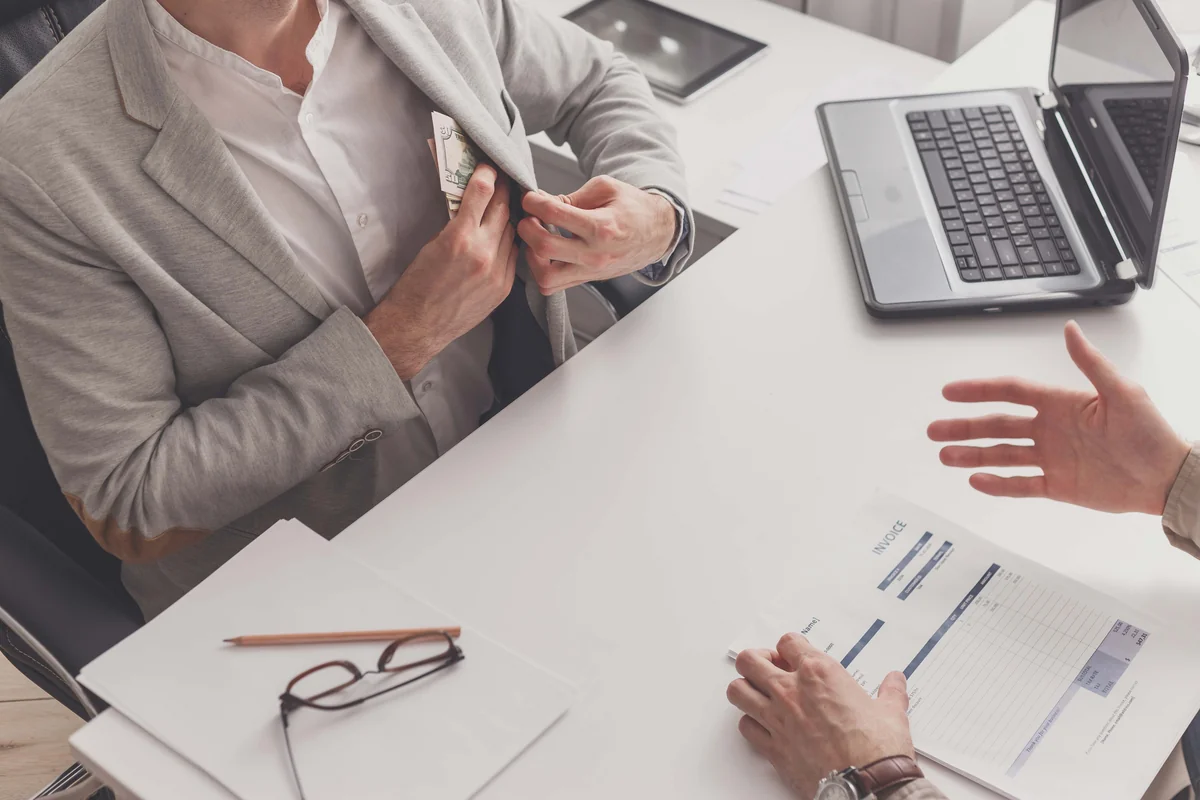 Polisin 230 min manatlıq dələduzluq faktı ilə bağlı araşdırma başladı