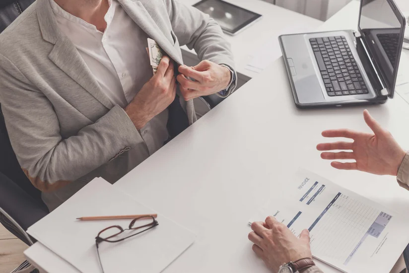 Polisin 230 min manatlıq dələduzluq faktı ilə bağlı araşdırma başladı