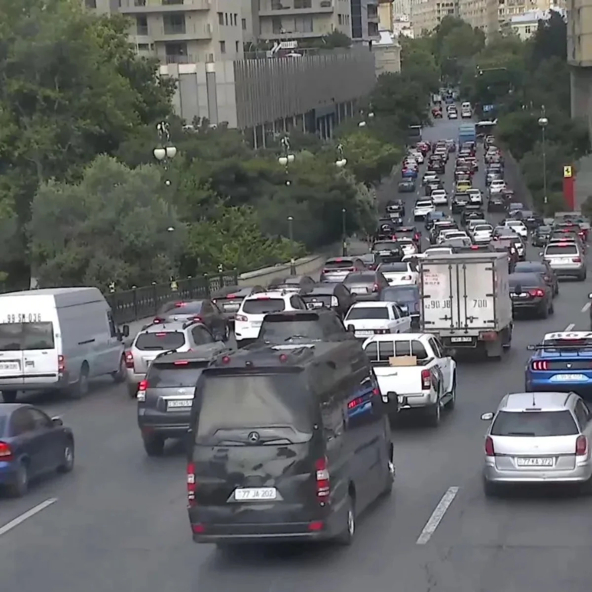 Bakının bir sıra yollarında nəqliyyatın sıxlığı müşahidə olunur