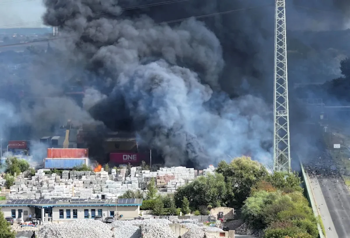 Hamburq limanı ərazisində güclü yanğın baş verib