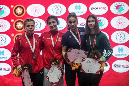 Azərbaycan güləşçiləri Çempionlar turnirində 10 medal qazanıblar