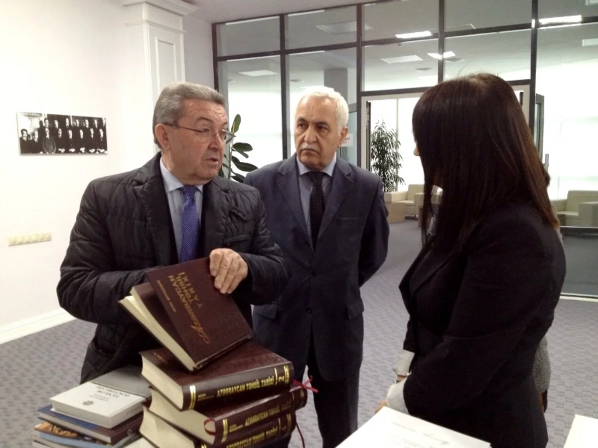 Misir Mərdanov Mərkəzi Elmi Kitabxanaya kitab hədiyyə edib - FOTO