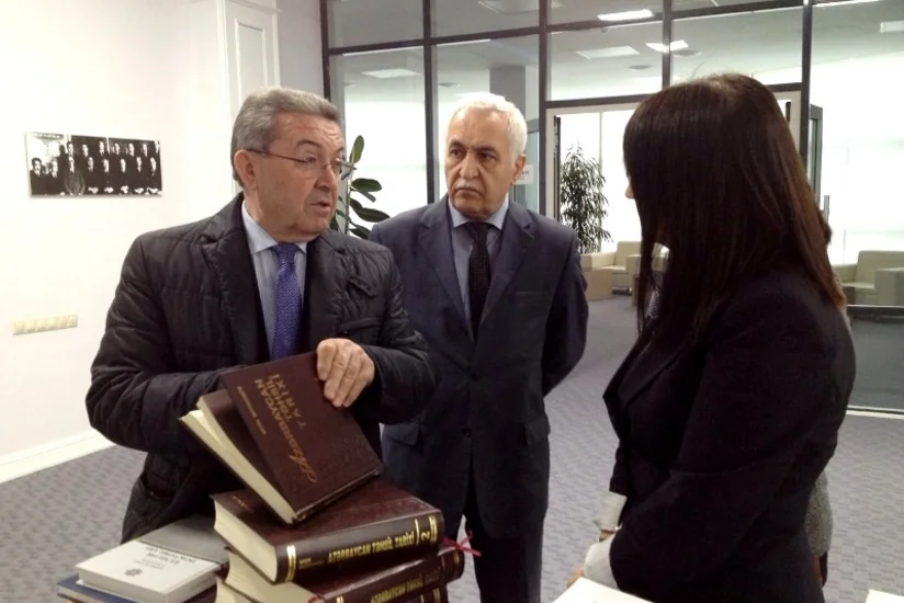 Misir Mərdanov Mərkəzi Elmi Kitabxanaya kitab hədiyyə edib - FOTO