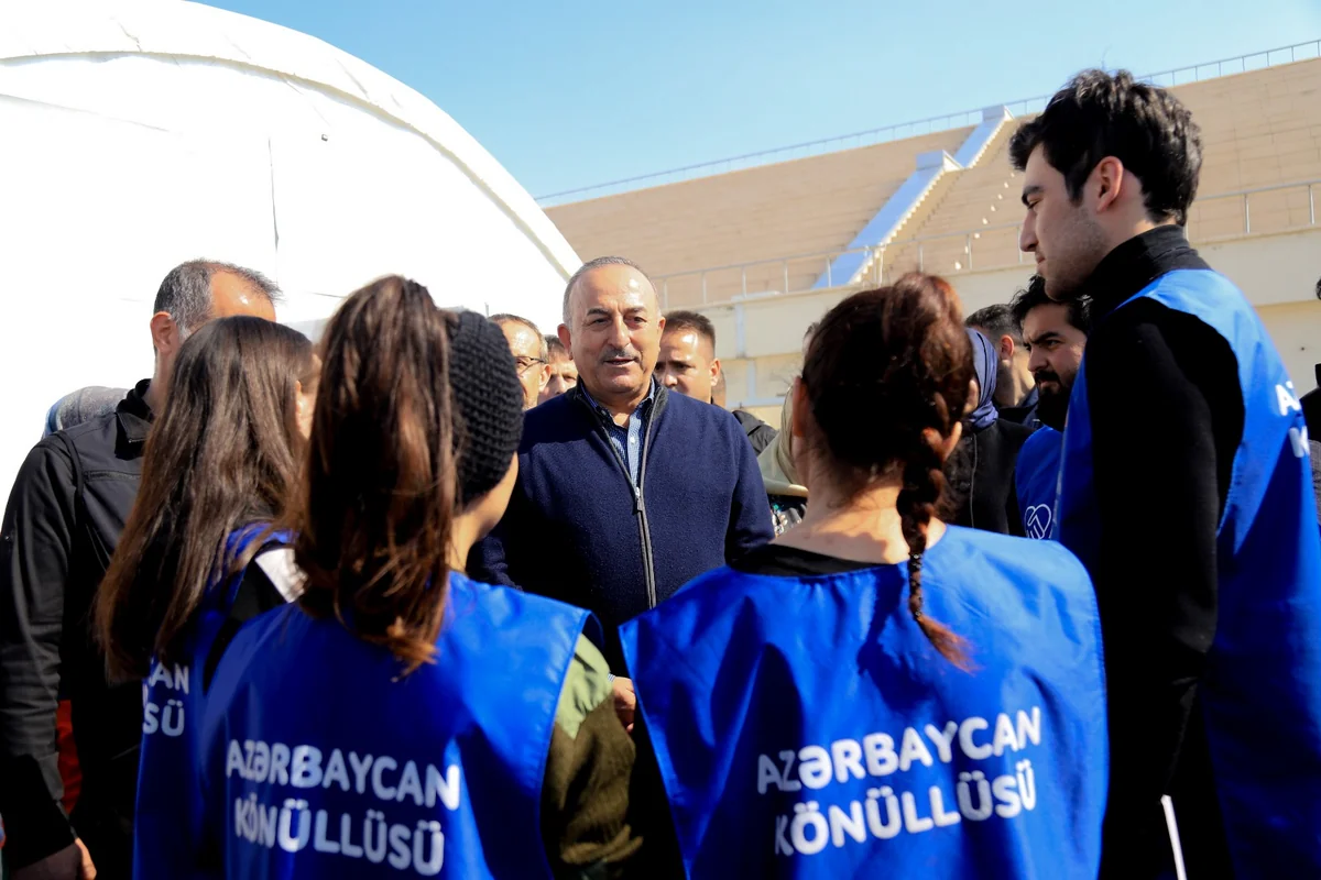 Mövlud Çavuşoğlu Türkiyədə Azərbaycan könüllüləri ilə görüşüb