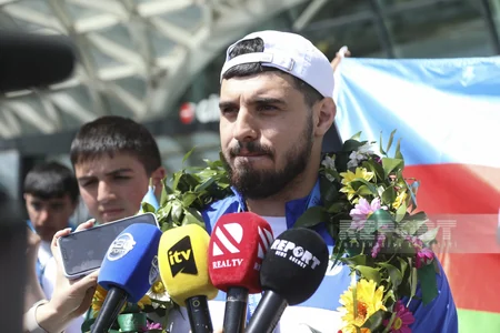 Dünya Kubokunda üç gümüş medal qazanan Azərbaycan ağırlıqqaldıranı Vətənə qayıdıb