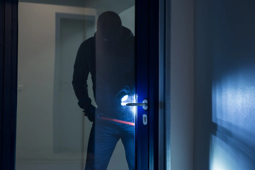 Bakıda evdən 10 000 manatlıq oğurluq edilib