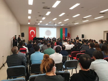 Səhiyyə naziri Türkiyədə işləyən azərbaycanlı həkimlərlə görüşüb