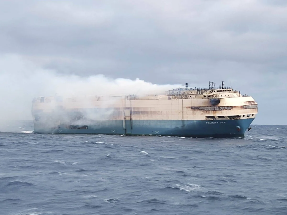 Российское судно загорелось в Японском море