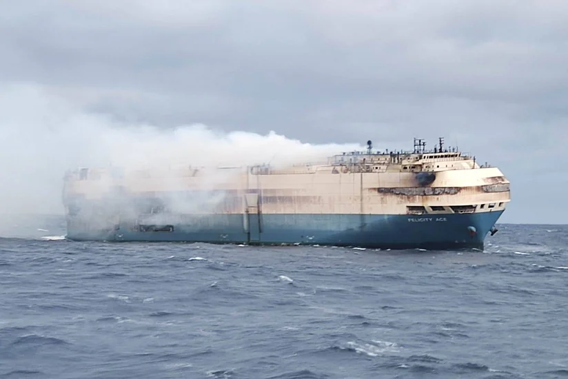 Российское судно загорелось в Японском море