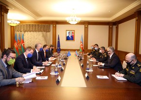 Министр обороны Азербайджана встретился со спецпредставителем ЕС