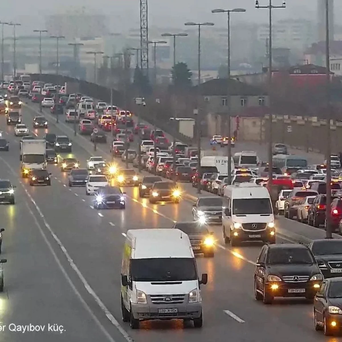Bakıda nəqliyyatın sıxlığı müşahidə edən yolları açıqlanıb