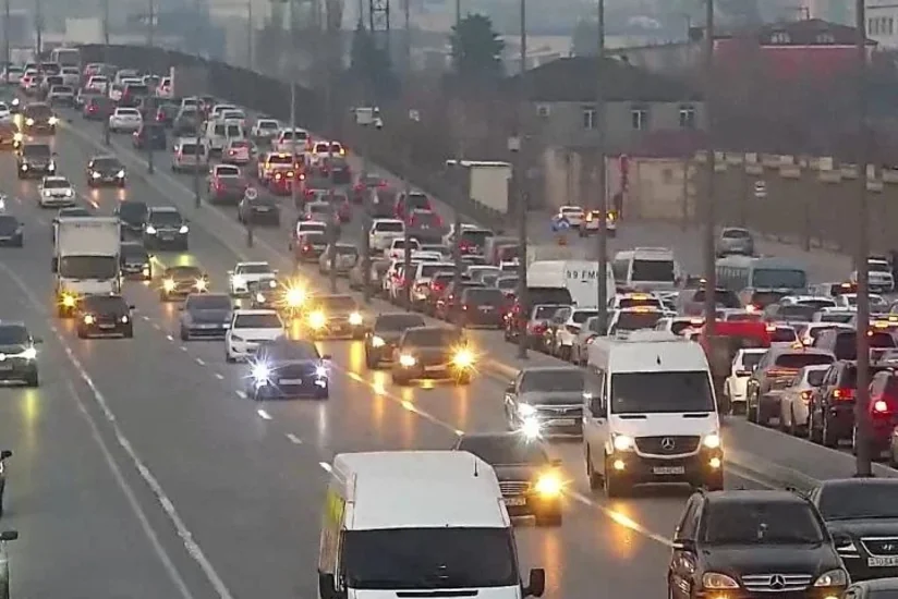 Bakıda nəqliyyatın sıxlığı müşahidə edən yolları açıqlanıb