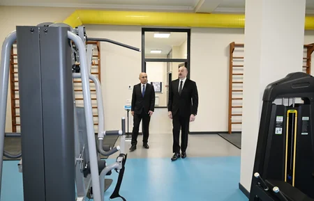 İlham Əliyev “Vətən” İdman Liseyində aparılmış yenidənqurma işlərindən sonra yaradılan şəraitlə tanış olub