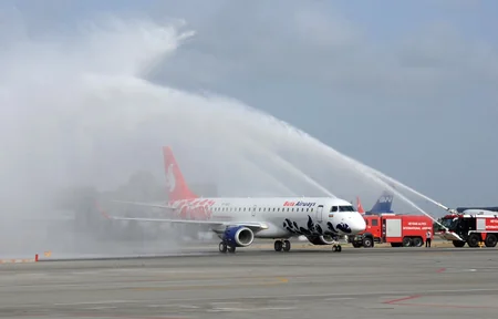 Prezident İlham Əliyev “Buta Airways” aviaşirkətinin Bakıya gətirilən ilk “Embraer 190” təyyarəsi ilə tanış olub