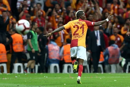 Qalatasaray Türkiyə Super Liqasında liderliyə yüksəlib