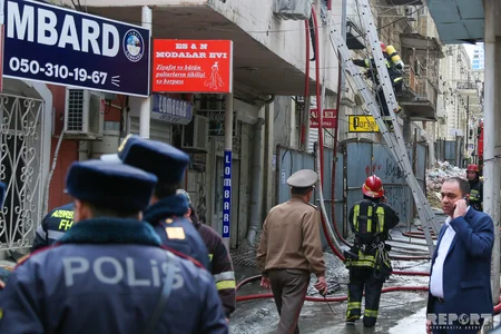 Bakının mərkəzində yaşayış binasında baş verən yanğın söndürülüb - FOTO - YENİLƏNİB