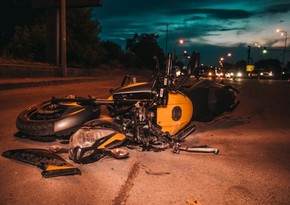 Abşeronda motosiklet sürücüsü qəzada ölüb, piyada yaralanıb