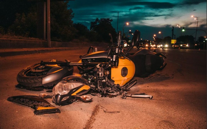 Bakıda motosikletini maneəyə çırpan gəncin qolu sınıb