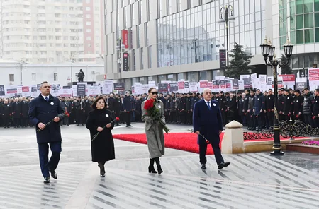 Xocalı soyqırımının 30-cu ildönümü ilə əlaqədar Bakıda ümumxalq yürüşü keçirilib,  İlham Əliyev və Mehriban Əliyeva yürüşdə iştirak edib