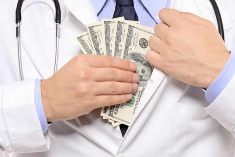 Azərbaycanda baş həkimin müavini rüşvət alarkən həbs olunub