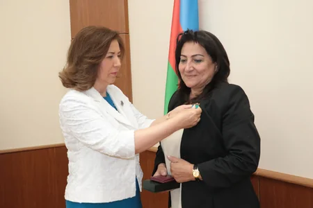 Bahar Muradova “Tərəqqi” medalı ilə təltif olunan qadınların mükafatlarını təqdim edib