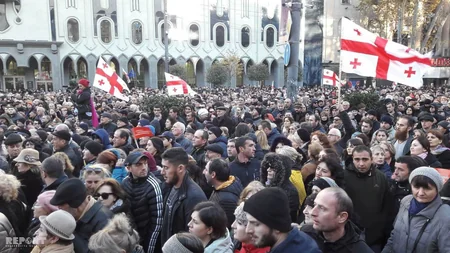 Saakaşvili Tbilisidə aksiya keçirən etirazçıları təslim olmamağa çağırıb - FOTO