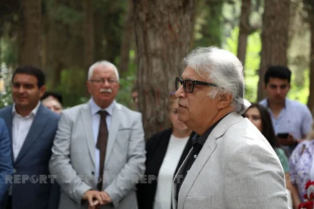 Üzeyir Hacıbəylinin məzarı ziyarət olunub