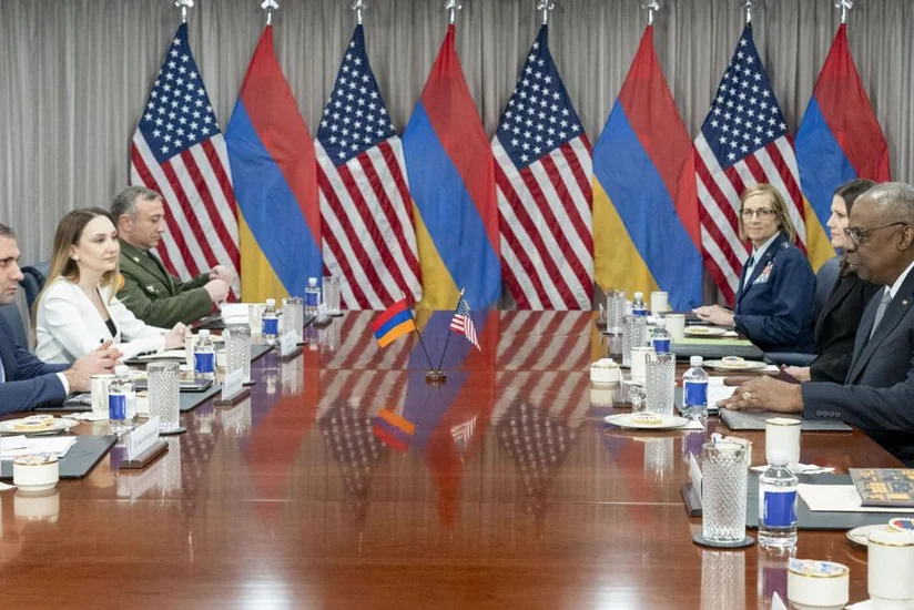 Главы Минобороны Армении и США обсудили обстановку в регионе