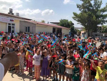 Azərbaycan Türkiyənin zəlzələdən zərərçəkən bölgəsinə 3000 məktəbli dəsti göndərib