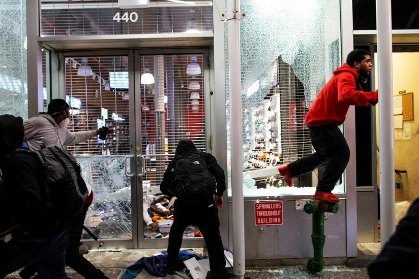 Nyu-Yorkda soyğunçular mağazaları qarət edirlər