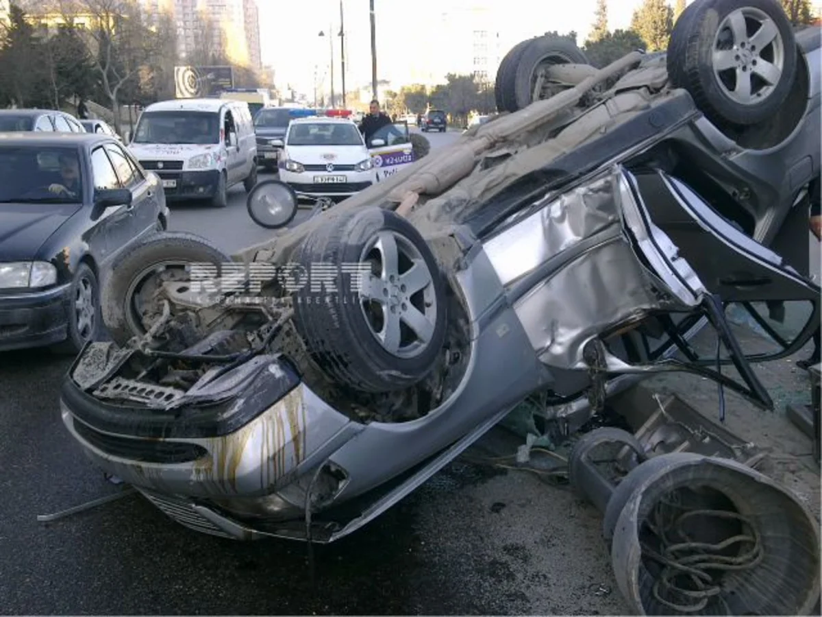 Bakıda polis mayoru avtomobili aşırdı - FOTO