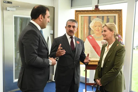 Azərbaycan Britaniya kralına qədim gümüş alətlərin təsvir olunduğu rəsm əsəri hədiyyə edib