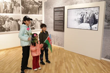“Xarıbülbül” festivalının qonaqları “Heydər Əliyev və Qarabağ” sərgisində iştirak edib
