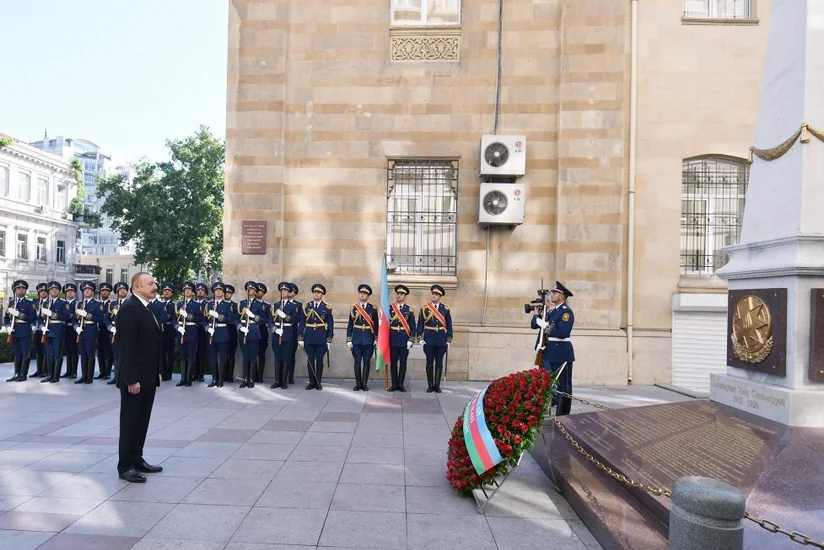 President Ilham Aliyev visits monument to Azerbaijan Democratic Republic